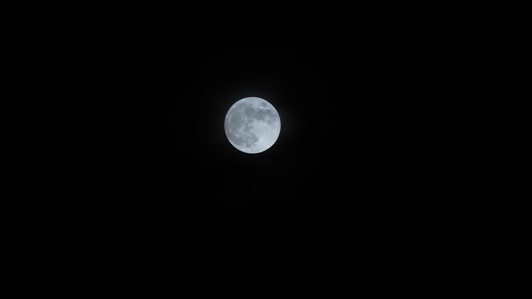 la vue sur la lune avec le clair de lune brillant et la surface de la lune la nuit photo