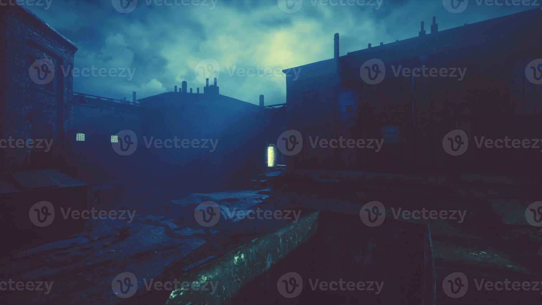 scène de nuit d'une usine désaffectée photo