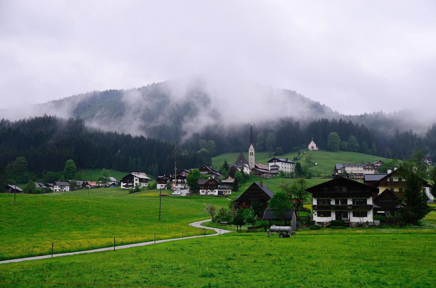 village avec montagnes et pluie photo