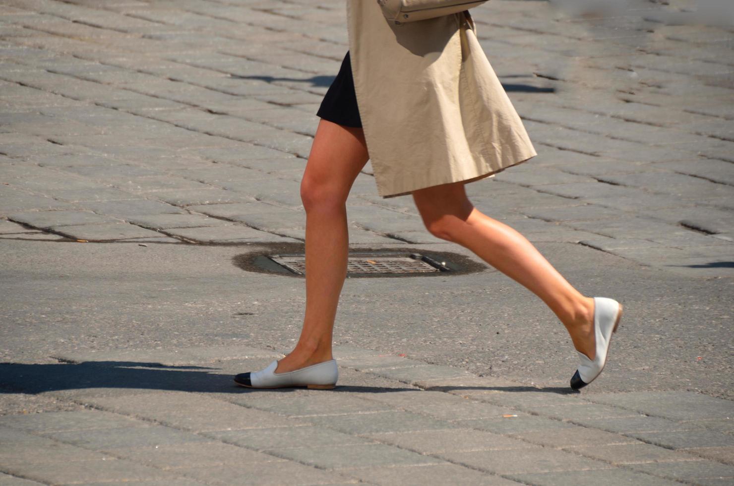 femme avec jupe courte et veste très rapide photo