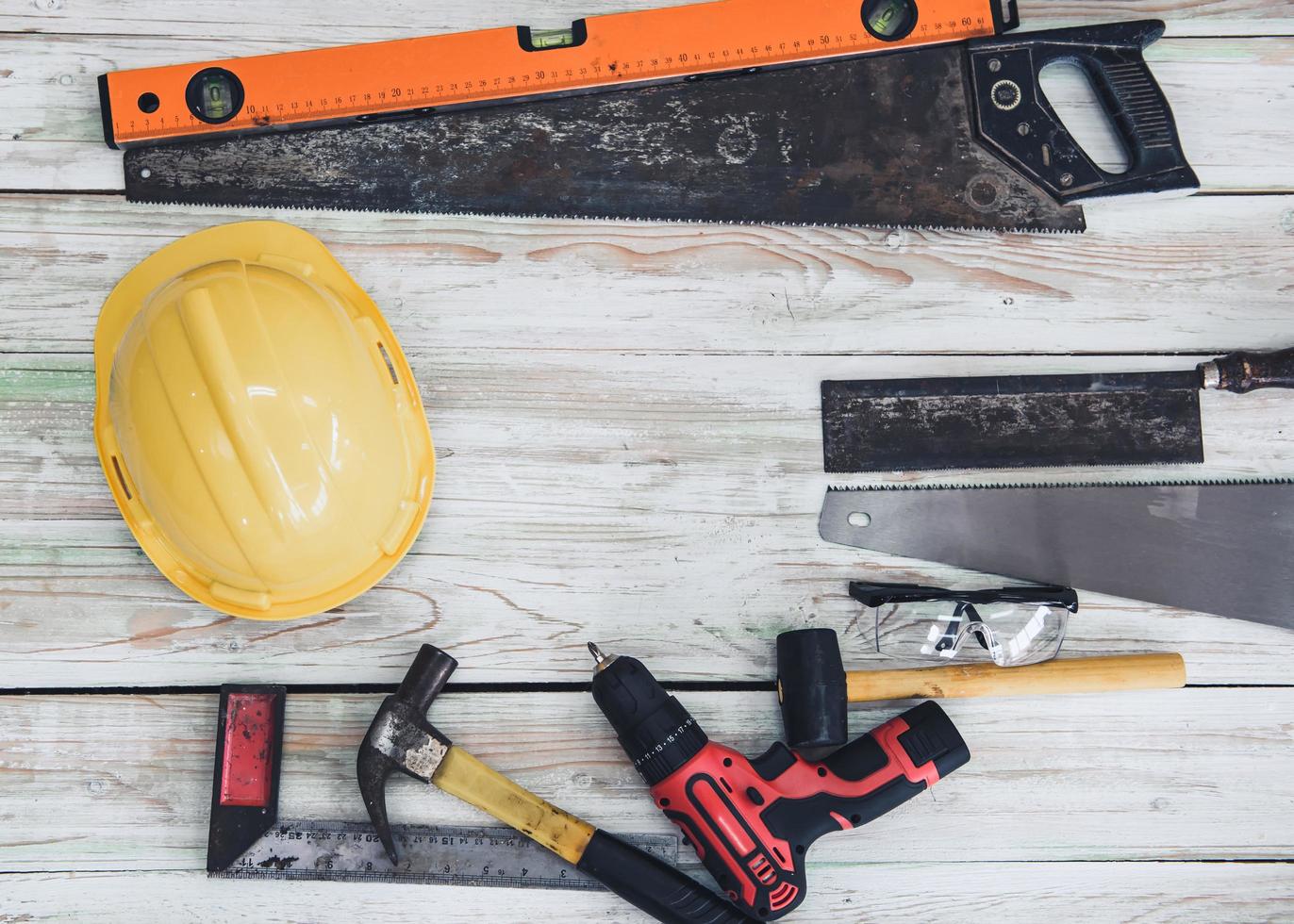 entretien à domicile et travail d'outils de bricolage, équipements de  sécurité et outils à main pour le travail en bois de bricolage à la maison  sur fond de bois de table. outils