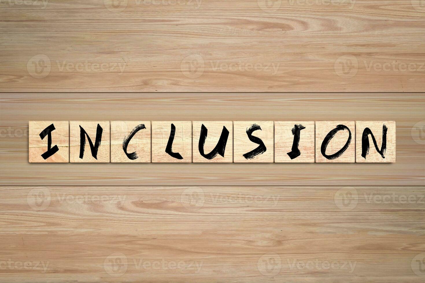 mot d'inclusion écrit sur une boîte en bois. texte sur table en bois. photo