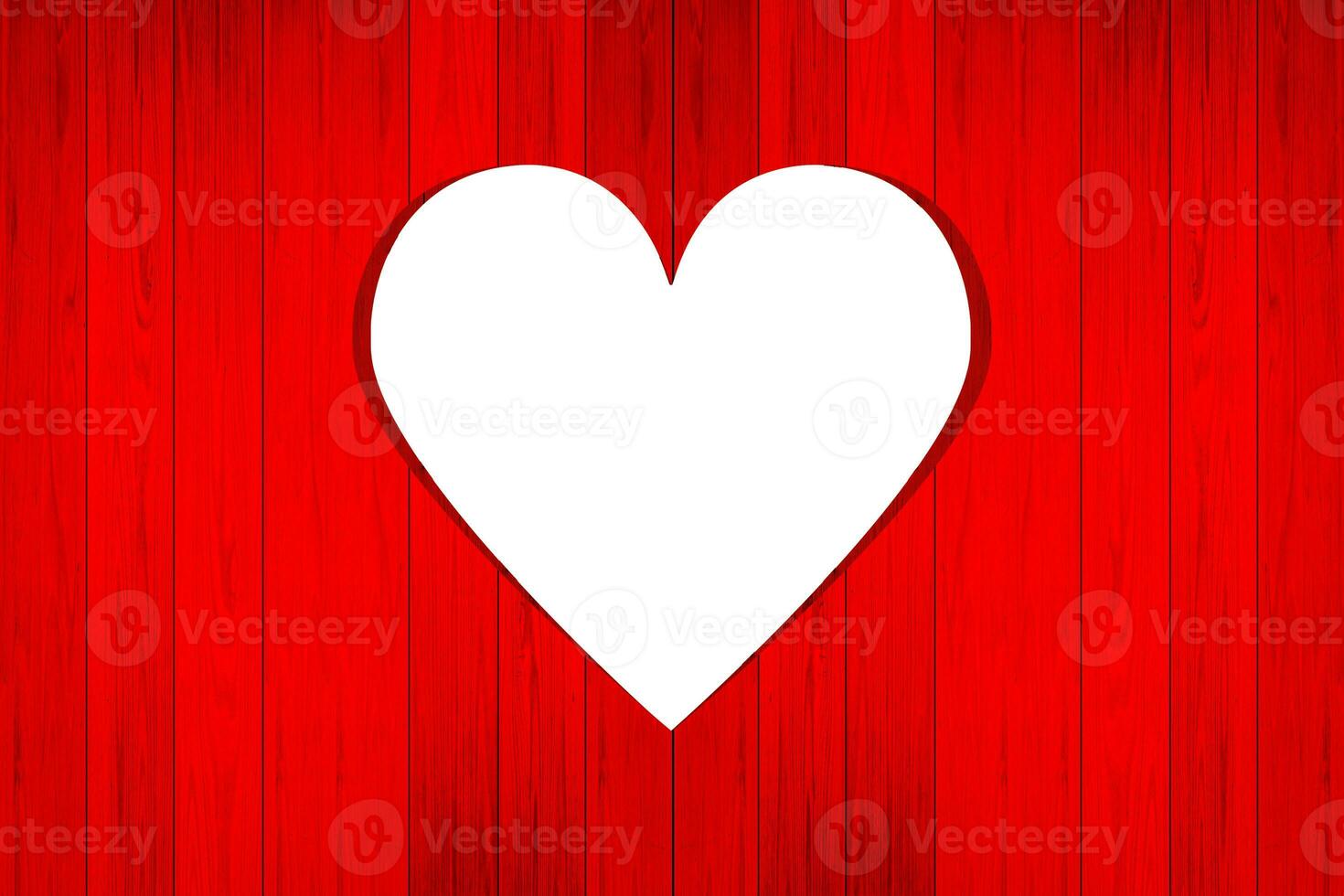 cadre en forme de coeur à l'intérieur, fond en bois rouge. notion de saint valentin. photo