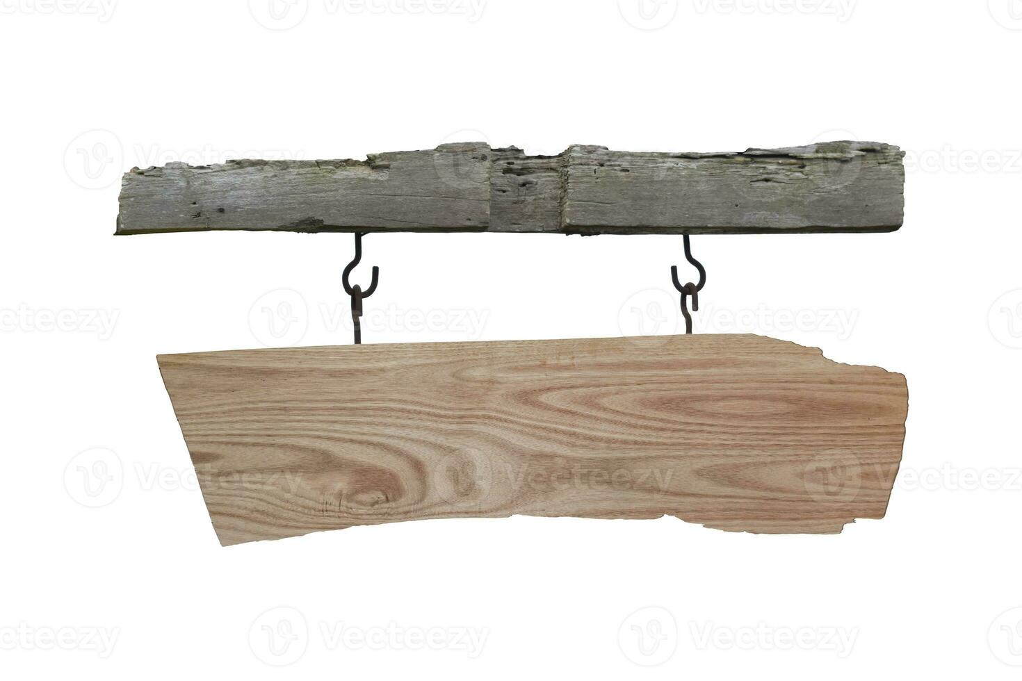 enseigne en bois vierge accrochée à une planche de bois isolée sur fond blanc. objet avec un tracé de détourage. photo