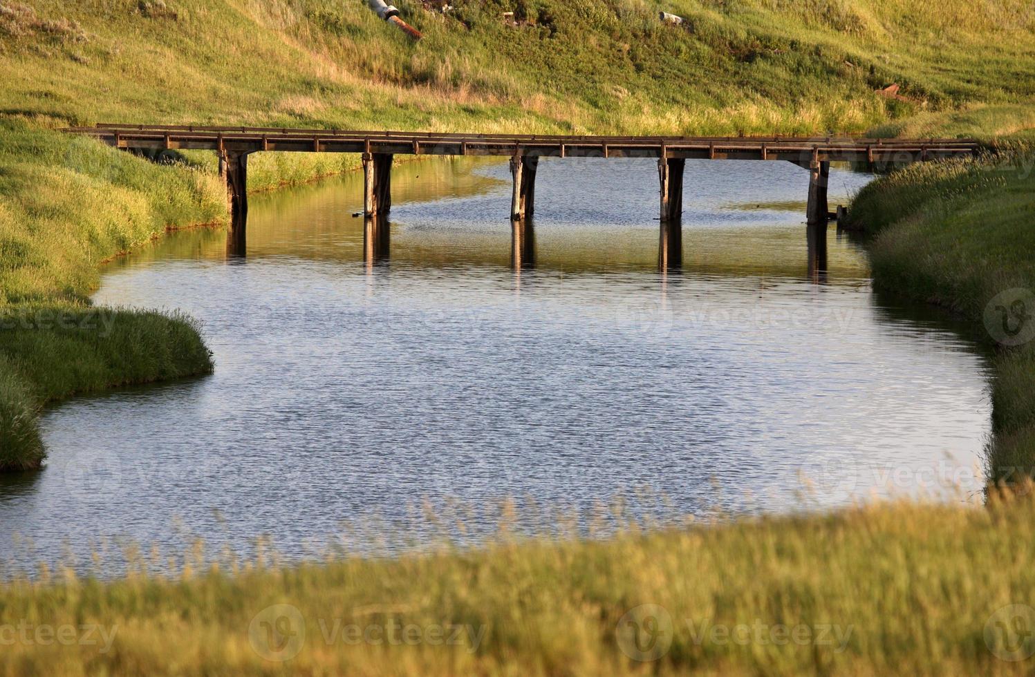 Pont sur la rivière Moose Jaw dans la pittoresque Saskatchewan photo