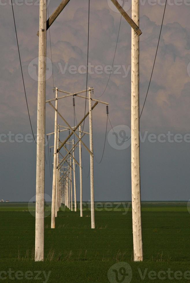 Les nuages de tempête derrière les pylônes hydroélectriques en Saskatchewan photo