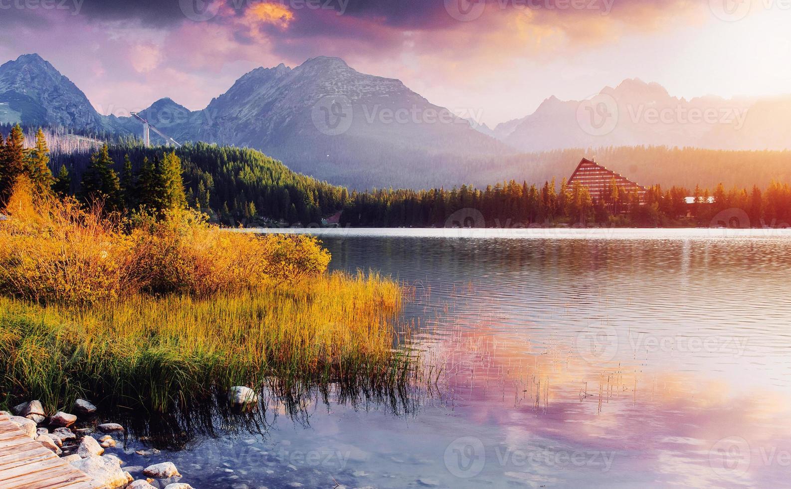 majestueux lac de montagne dans le parc national haute tatra. Strbske Pleso, Slovaquie, Europe. photo