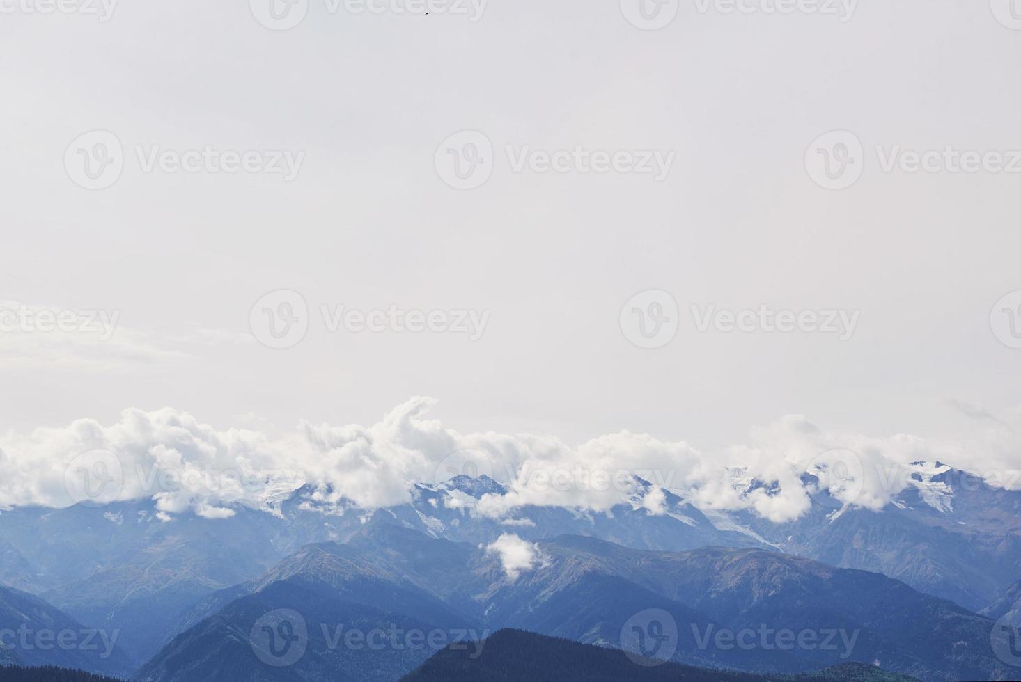 épais brouillard sur le col du goulet. géorgie svanétie. L'Europe . montagnes du caucase photo