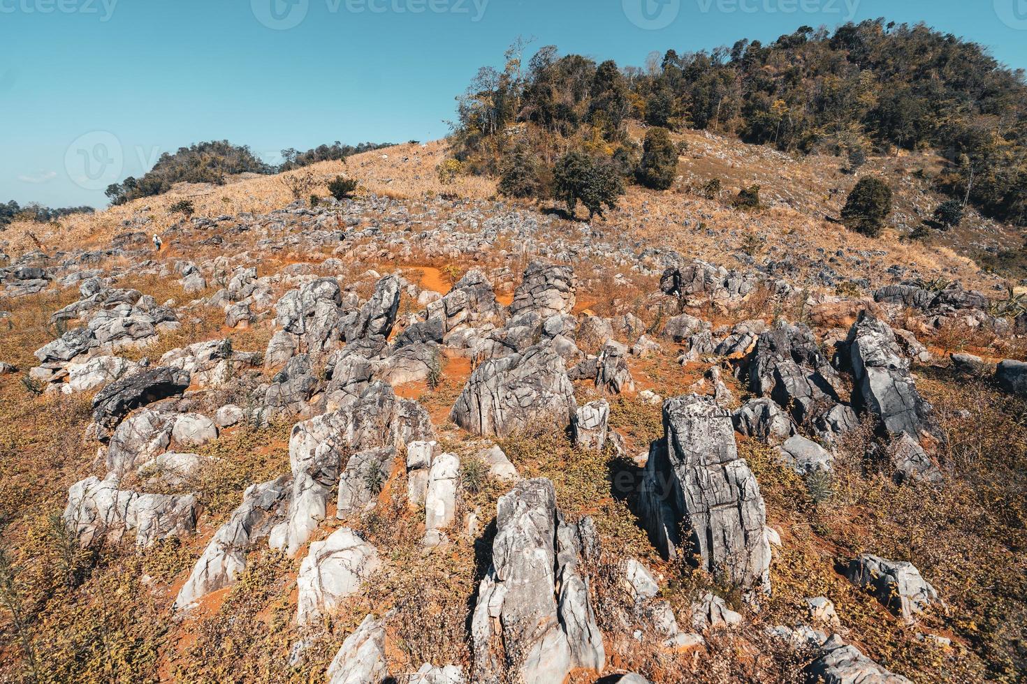 les rochers et les terres agricoles sont secs pendant les chaudes journées d'été. photo