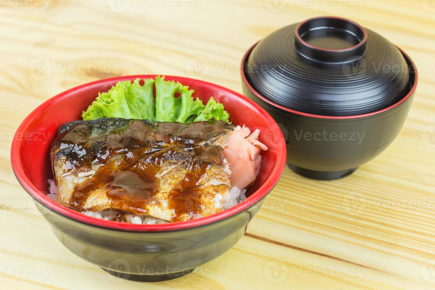 riz saba teriyaki don sur bol blanc, cuisine japonaise traditionnelle. photo