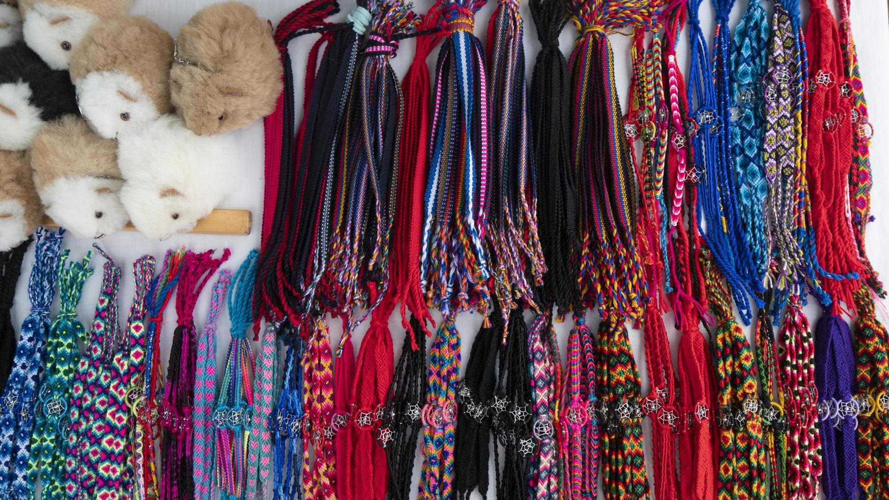 quito, équateur, 2022 - groupe de bracelets multicolores fabriqués à la main par des équatoriens indigènes à vendre sur un marché artisanal photo