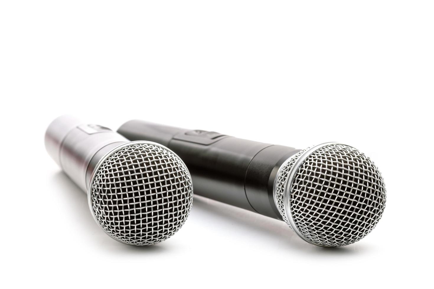 Nouveau microphone sans fil isolé sur fond blanc photo