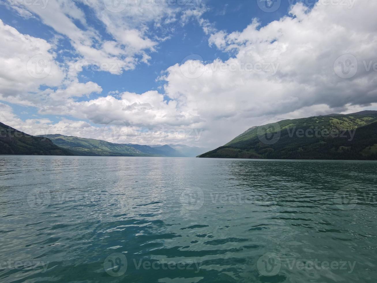 chine xinjiang, lac, montagne, ciel bleu photo