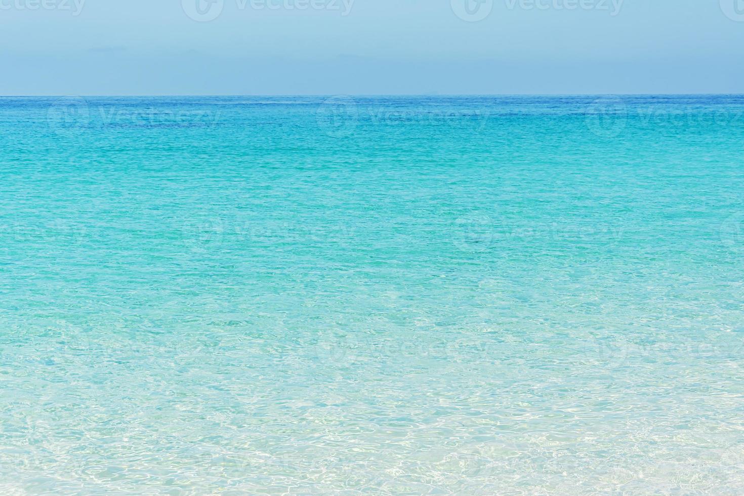 belle plage et mer île de koh miang n ° 4 dans le parc national de mu ko similan, phang nga, thaïlande photo