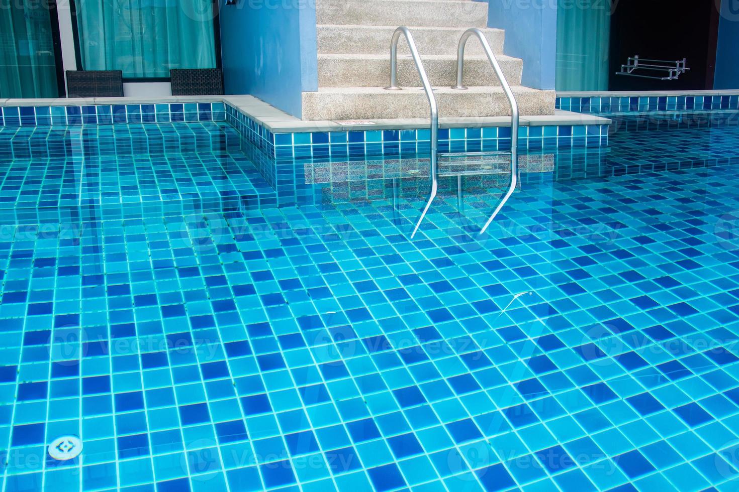 escalier de piscine à l'eau bleue photo