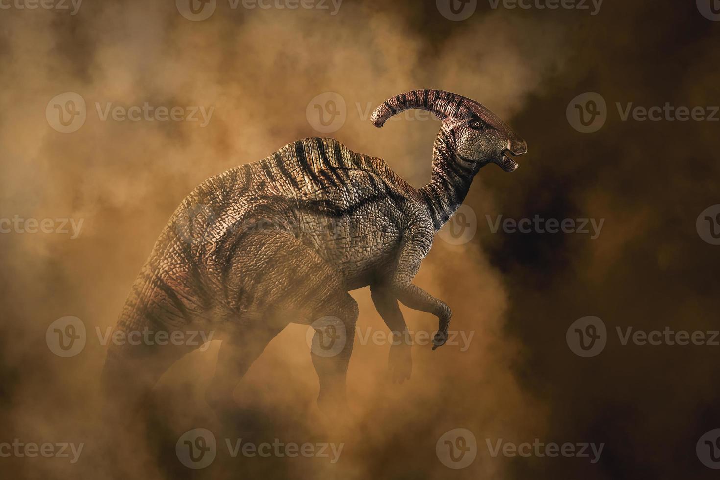 dinosaure parasaurolophus sur fond de fumée photo