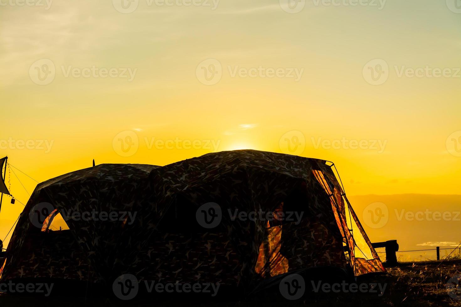 ambiance de camping au coucher du soleil, thaïlande photo