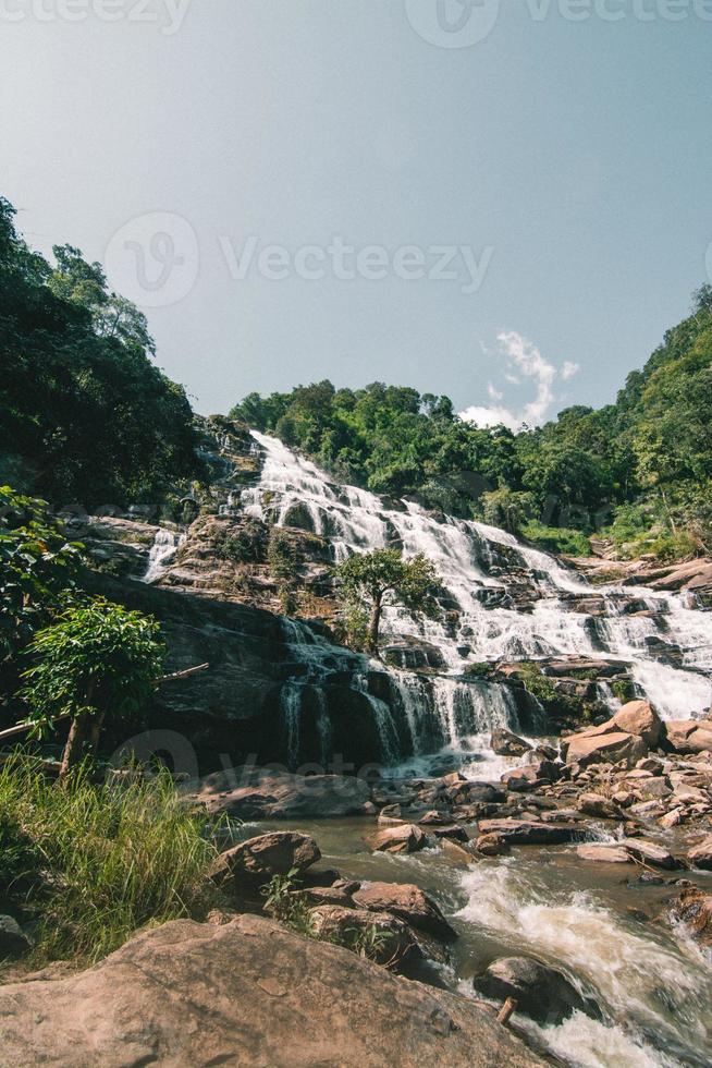 cascade de mae ya à chang mai en thaïlande photo