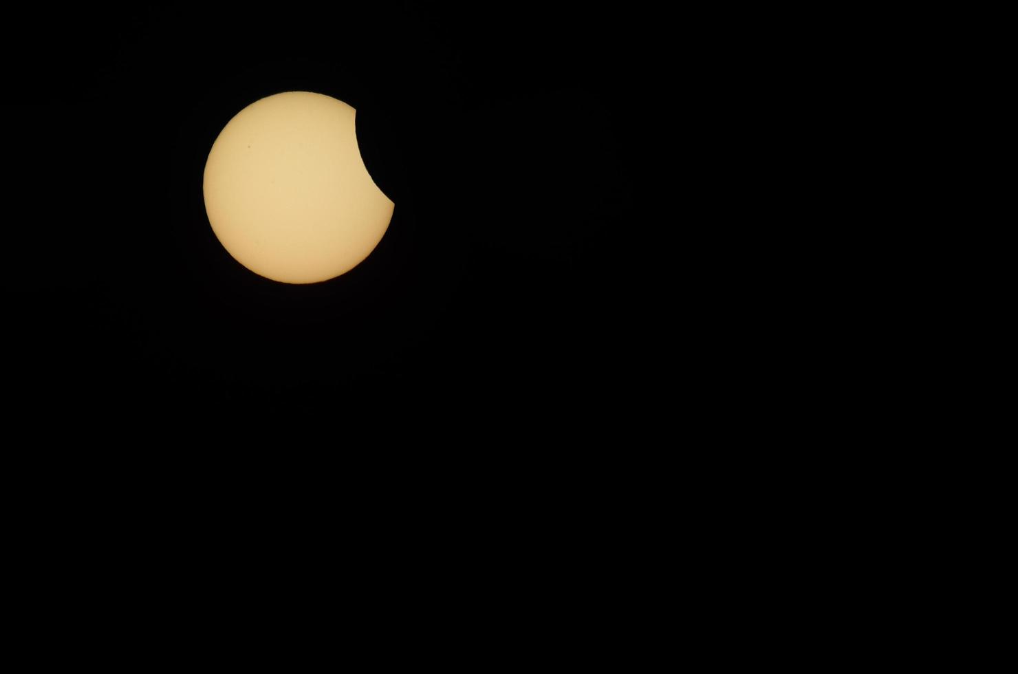 une éclipse partielle de lune se produit à gauche photo