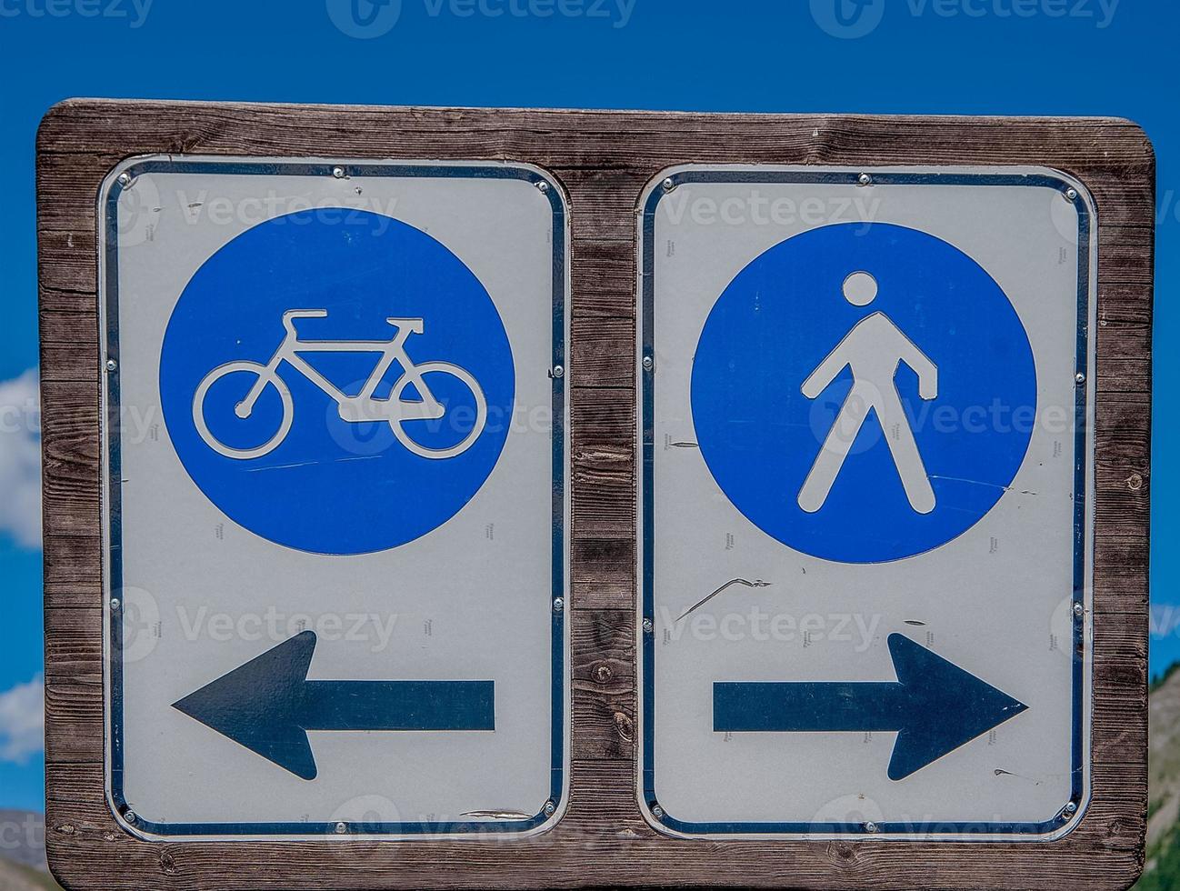 signalisation de dépassement pour piétons et cyclistes photo