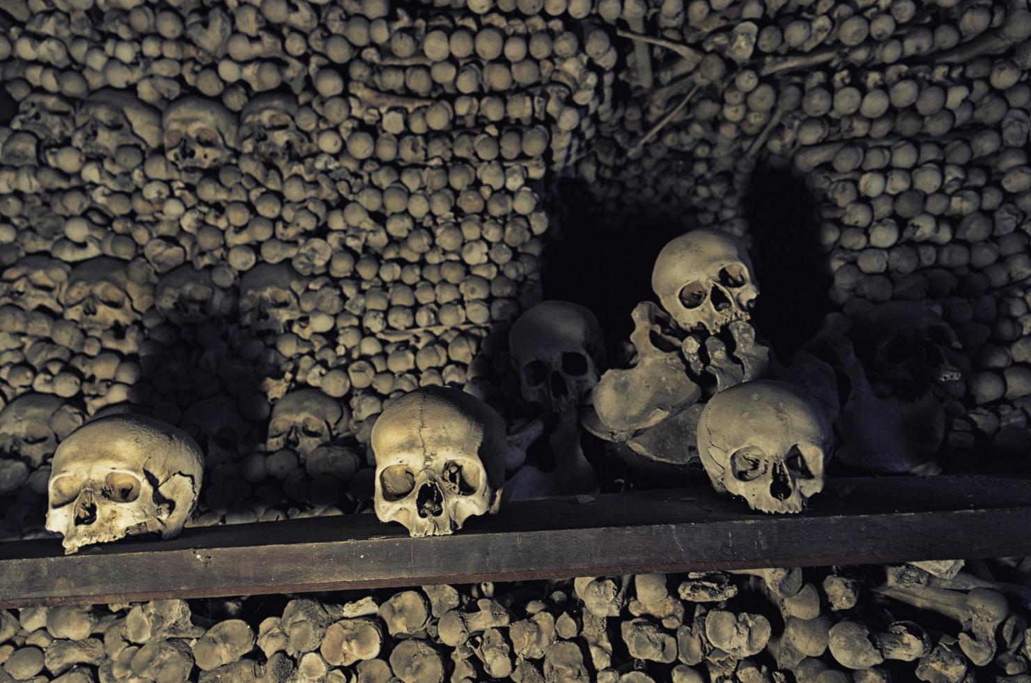 kutna hora, république tchèque, 14 mai 2019 église de kutna hora avec colonnade d'ossements et de crânes humains photo