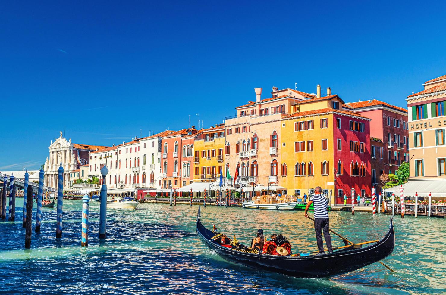 Venise, Italie, 13 septembre 2019 gondolier sur gondole avec des touristes naviguant dans la voie navigable du grand canal photo