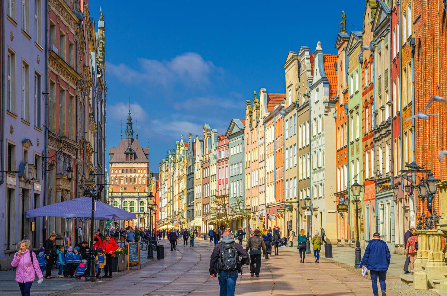 gdansk, pologne, 17 avril 2018 porte dorée zlota brama, tour de la prison, maisons colorées typiques bâtiments et touristes marchant dans la rue dluga à wroclaw photo