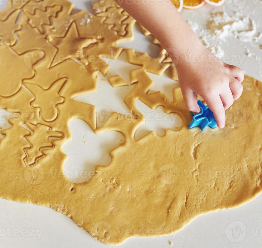 délicieux biscuits au miel avec de belles formes pour les vacances photo