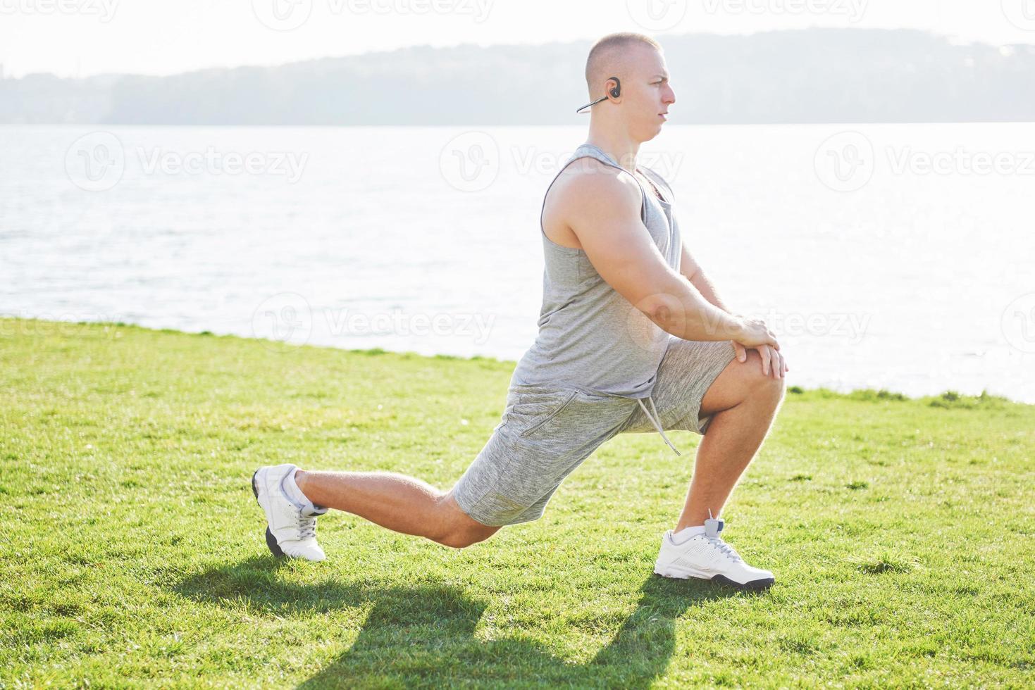 un jeune sportif se prépare pour l'entraînement sportif et de fitness à l'extérieur. sport, exercice, fitness, entraînement. mode de vie sain photo