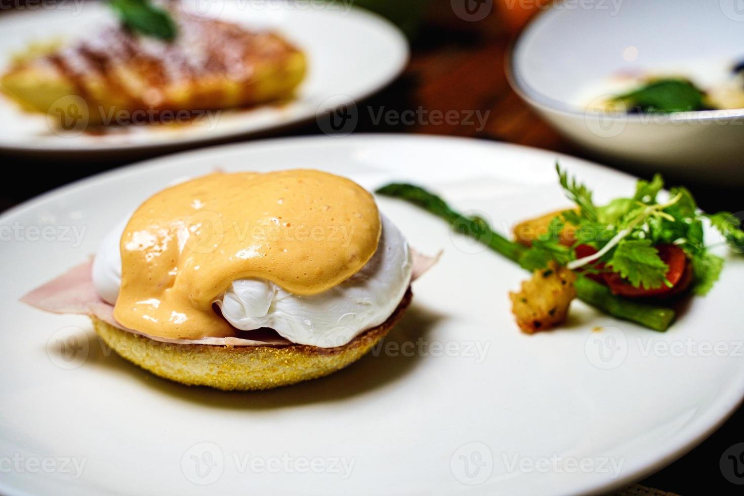 petit-déjeuner aux œufs le matin. plat poché, toasté. délicieux repas assiette savoureux gros plan sur la table. photographie de plaque de cuisine maison. photo