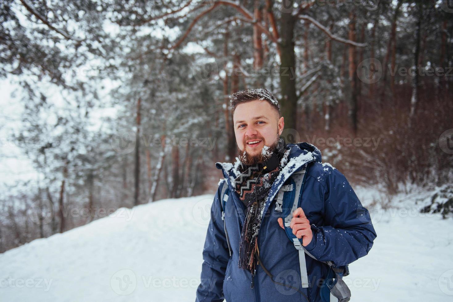 homme voyageur avec sac à dos randonnée voyage style de vie aventure concept vacances actives en plein air. belle forêt de paysage photo