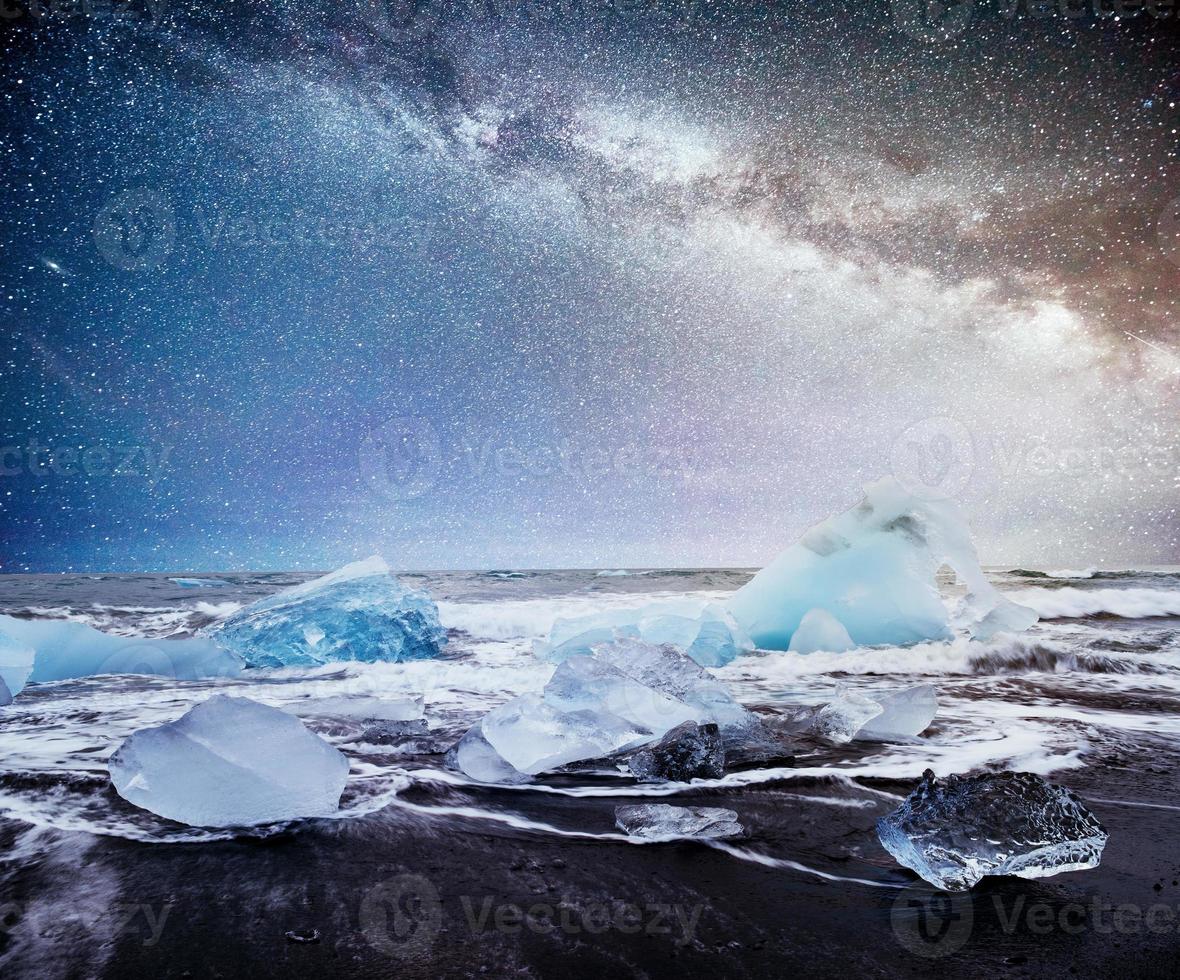icebergs flottant dans le lac glaciaire jokulsarlon. sud de l'islande. lagune. nuit de ciel étoilé. fantastique voie lactée. photo