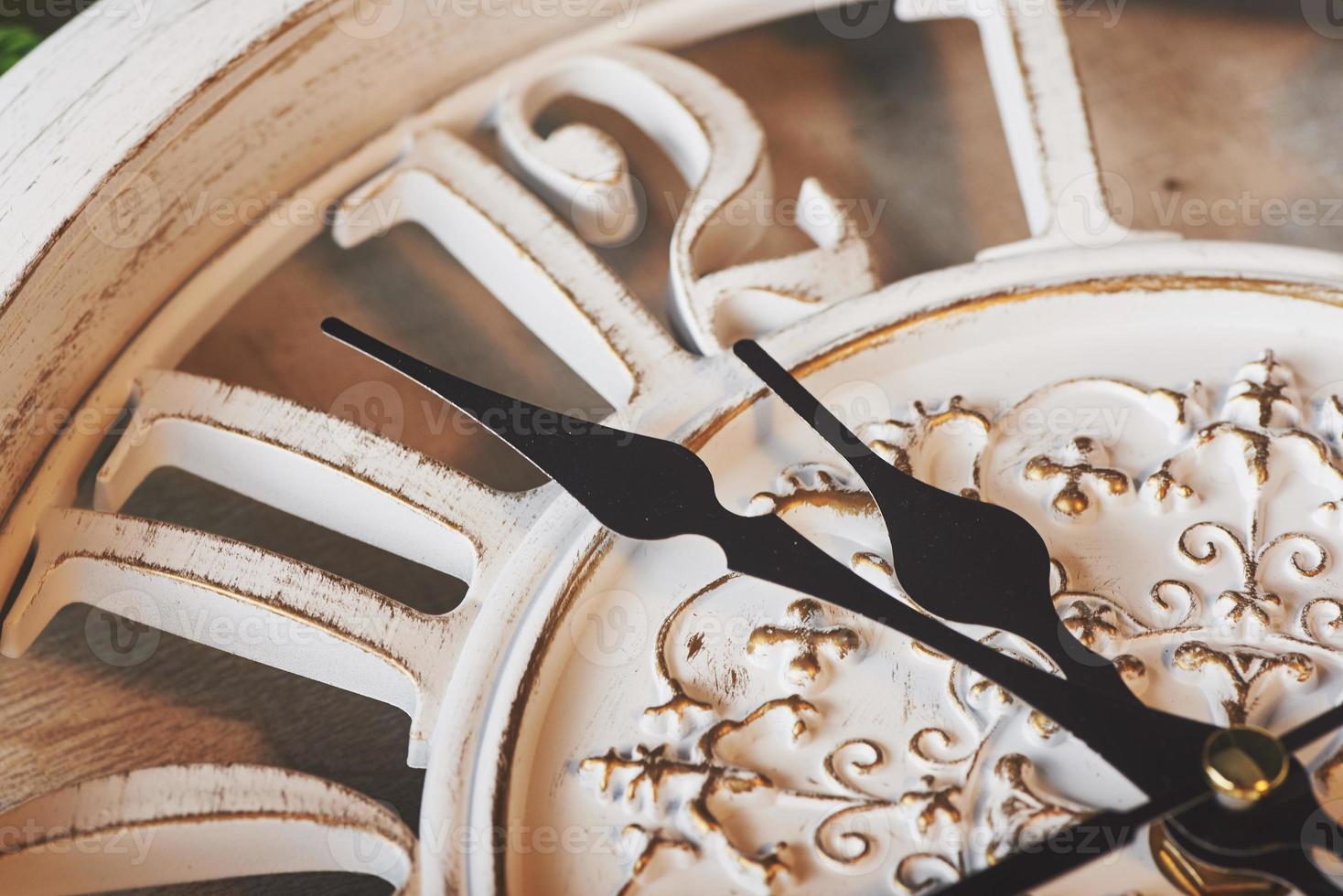 bonne année à minuit 2018, vieille horloge en bois photo