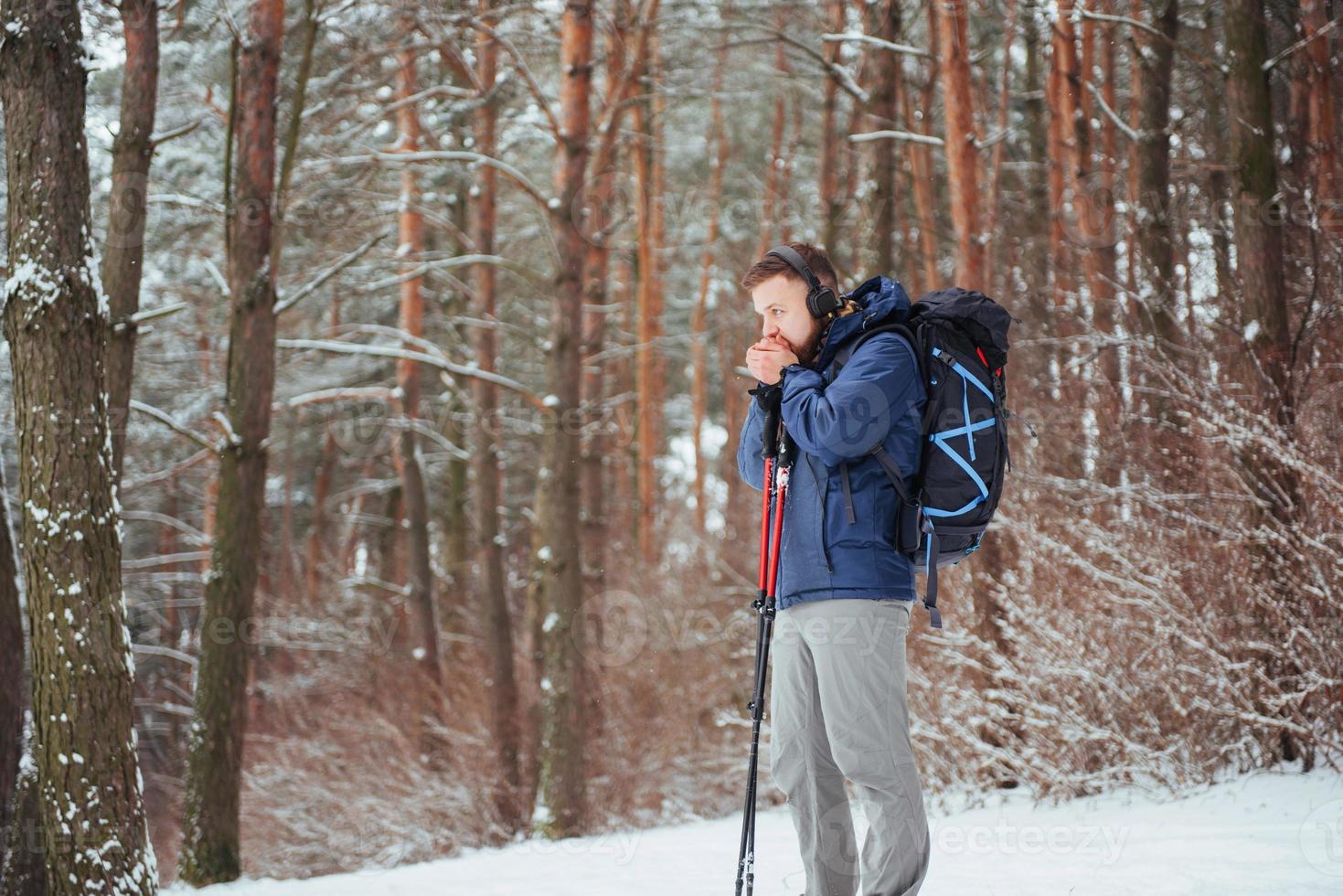 homme voyageur avec sac à dos randonnée voyage style de vie aventure concept vacances actives en plein air. belle forêt de paysage photo