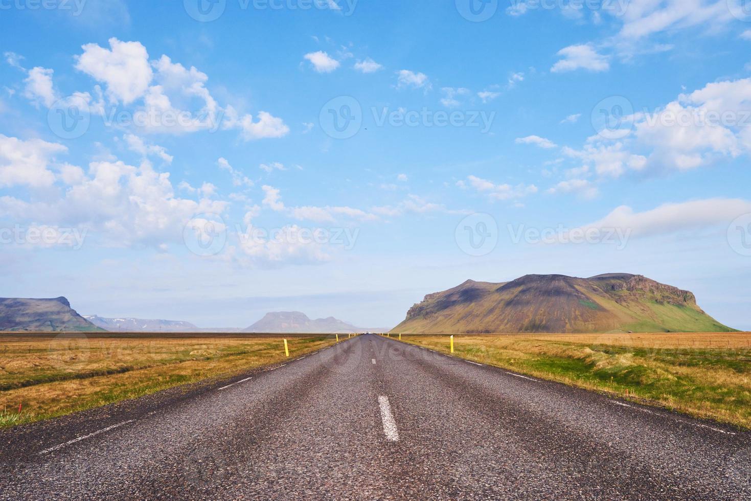 route goudronnée vers les montagnes d'islande. monde de la beauté photo