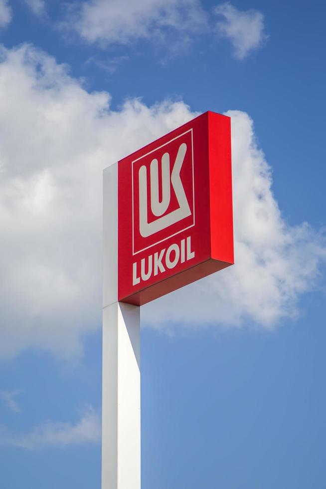 belgrade, serbie, 17 août 2014 - logo devant la station-service lukoil. dont le siège est à moscou, lukoil est la deuxième plus grande entreprise publique en termes de réserves prouvées de pétrole et de gaz. photo