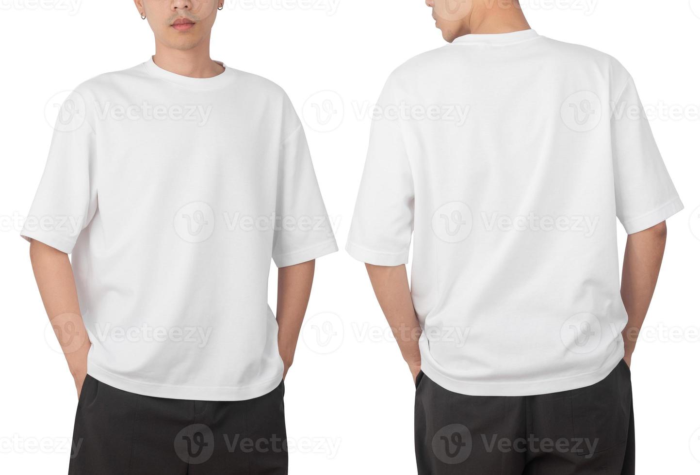 Jeune homme en t-shirt surdimensionné vierge avant et arrière utilisé comme modèle de conception, isolé sur fond blanc avec un tracé de détourage photo