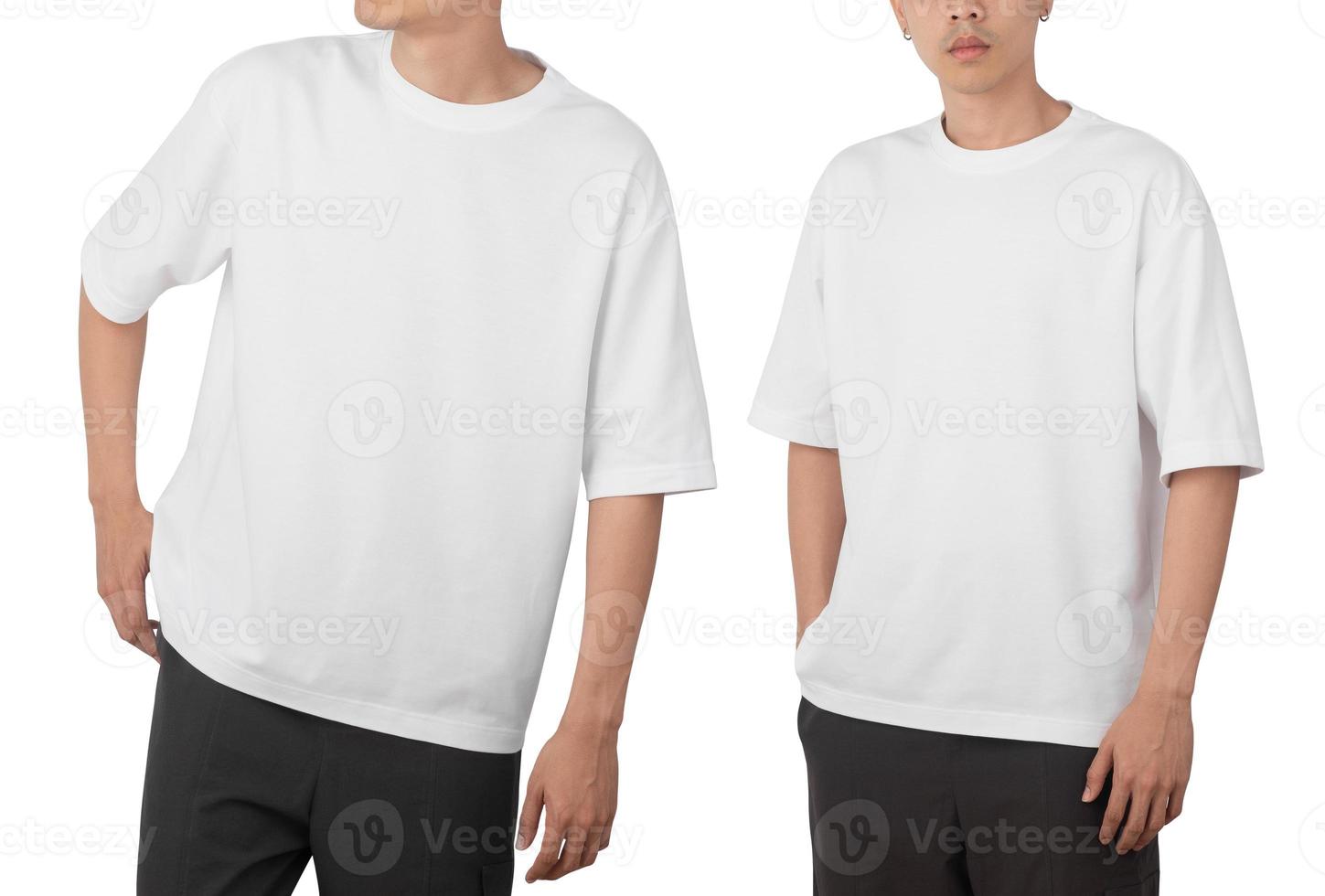 Jeune homme en t-shirt surdimensionné vierge avant et arrière utilisé comme modèle de conception, isolé sur fond blanc avec un tracé de détourage photo