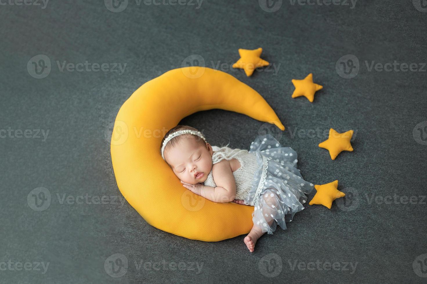 bébé nouveau-né asiatique dort avec un oreiller de lune photo
