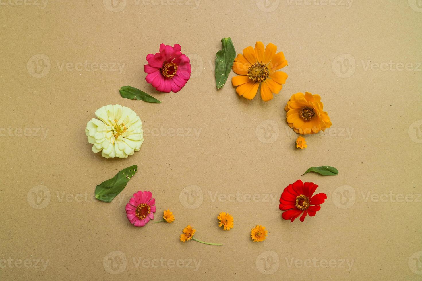 arrangement plat de belle fleur sur fond marron. bouquet à plat, vue de dessus, frais généraux, espace vide pour le texte copié. photo