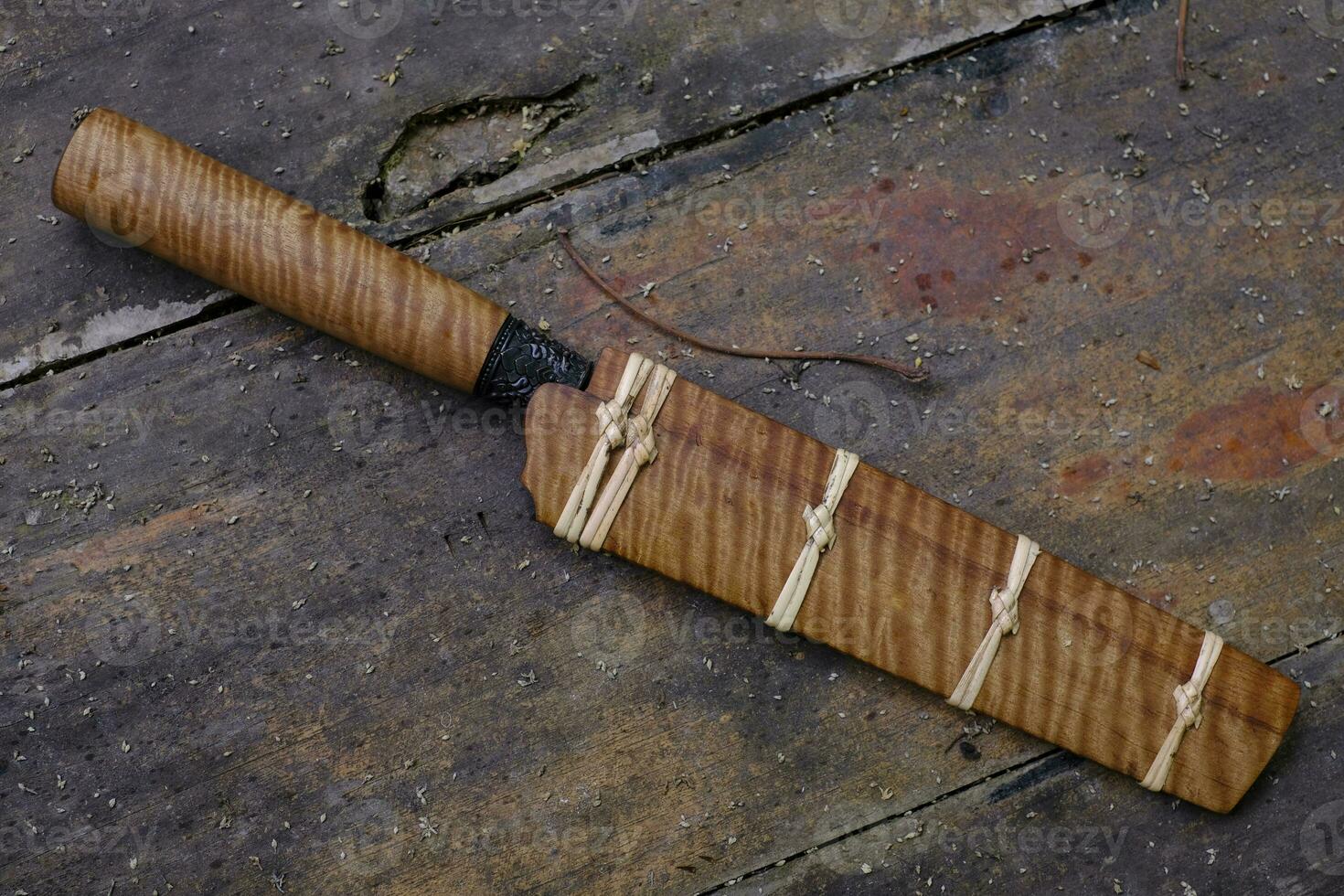 couteau enep personnalisé dans le boîtier en bois de tabaek à motifs de tigre naturel sur fond de table ancienne fait main de thaïlande photo
