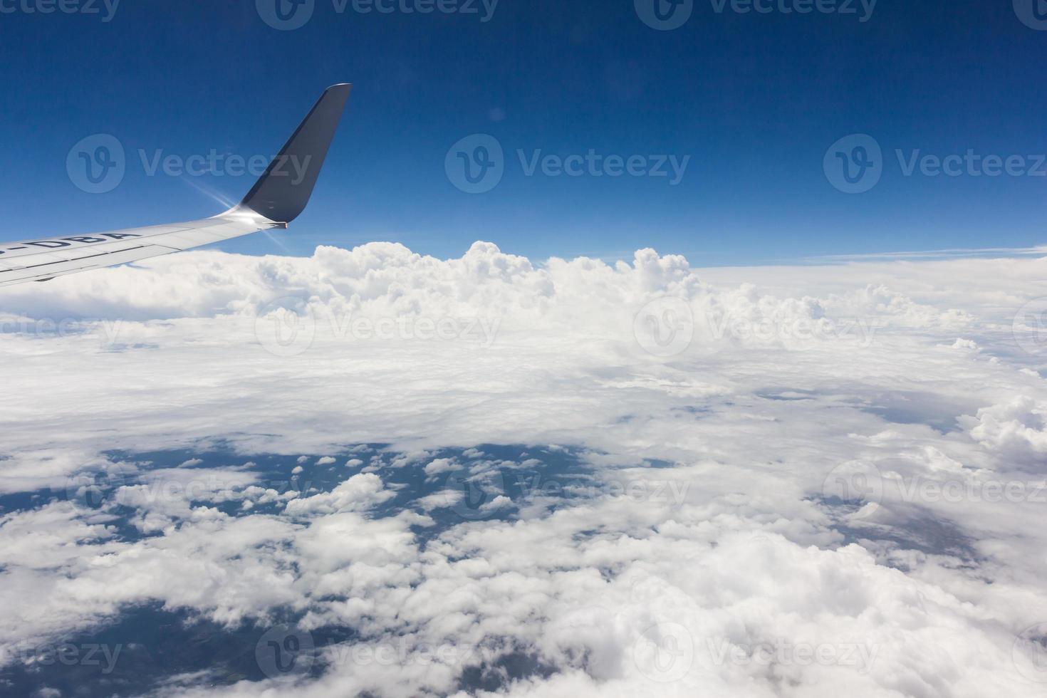 ciel bleu avec des nuages dans l'avion photo