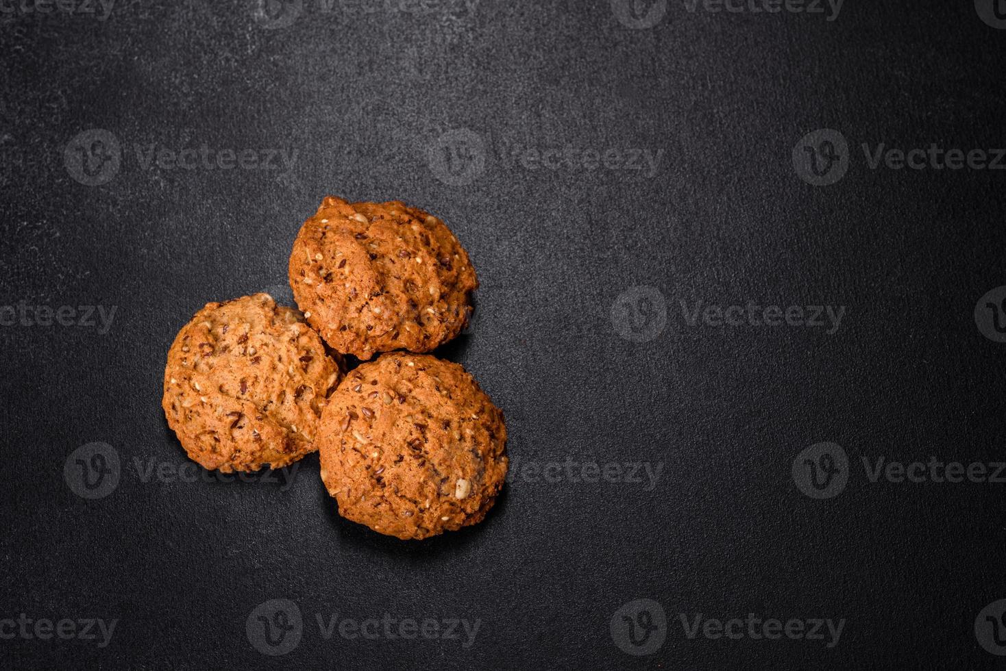 savoureux biscuits à l'avoine fraîche sur fond de béton foncé photo