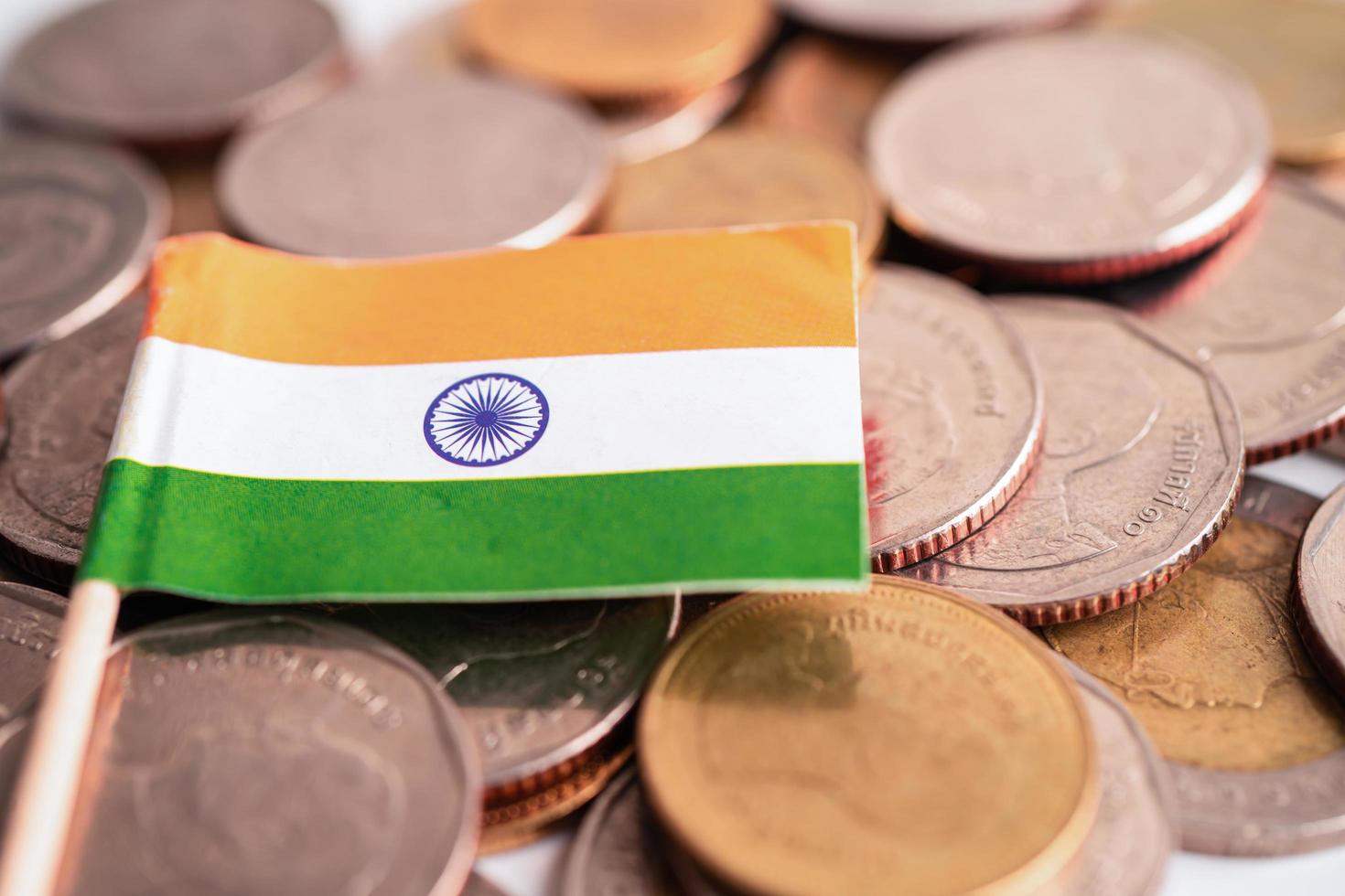 pile de pièces d'argent avec le drapeau de l'inde, concept bancaire financier. photo