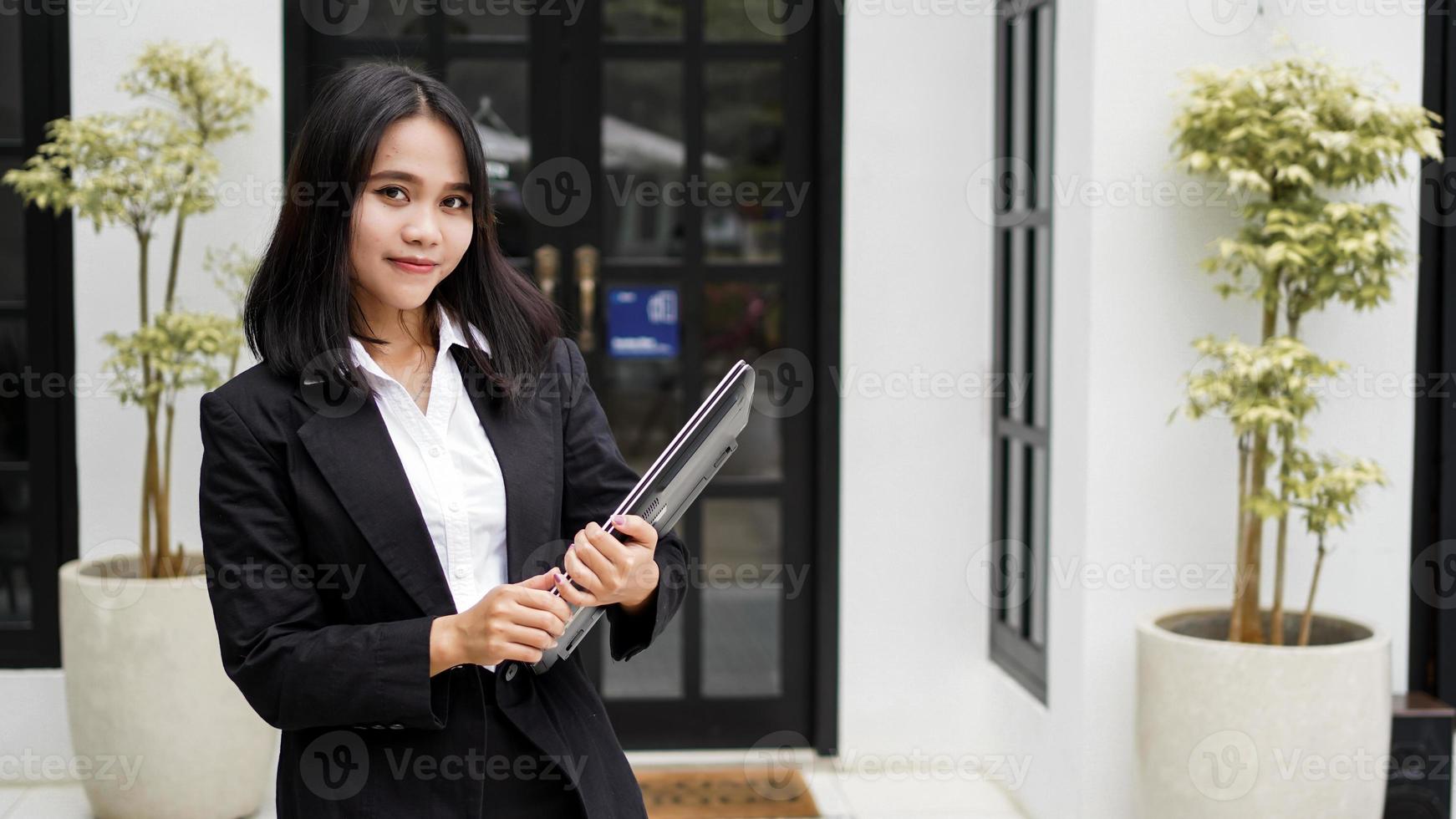 femme d'affaires asiatique souriant avec photo