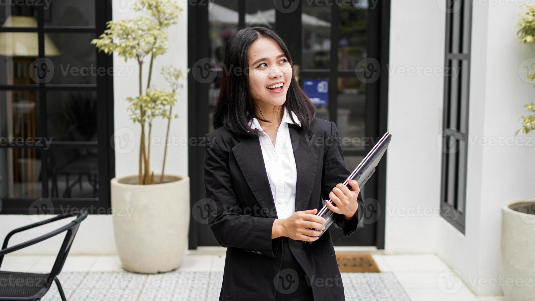 femme d'affaires asiatique souriant avec photo