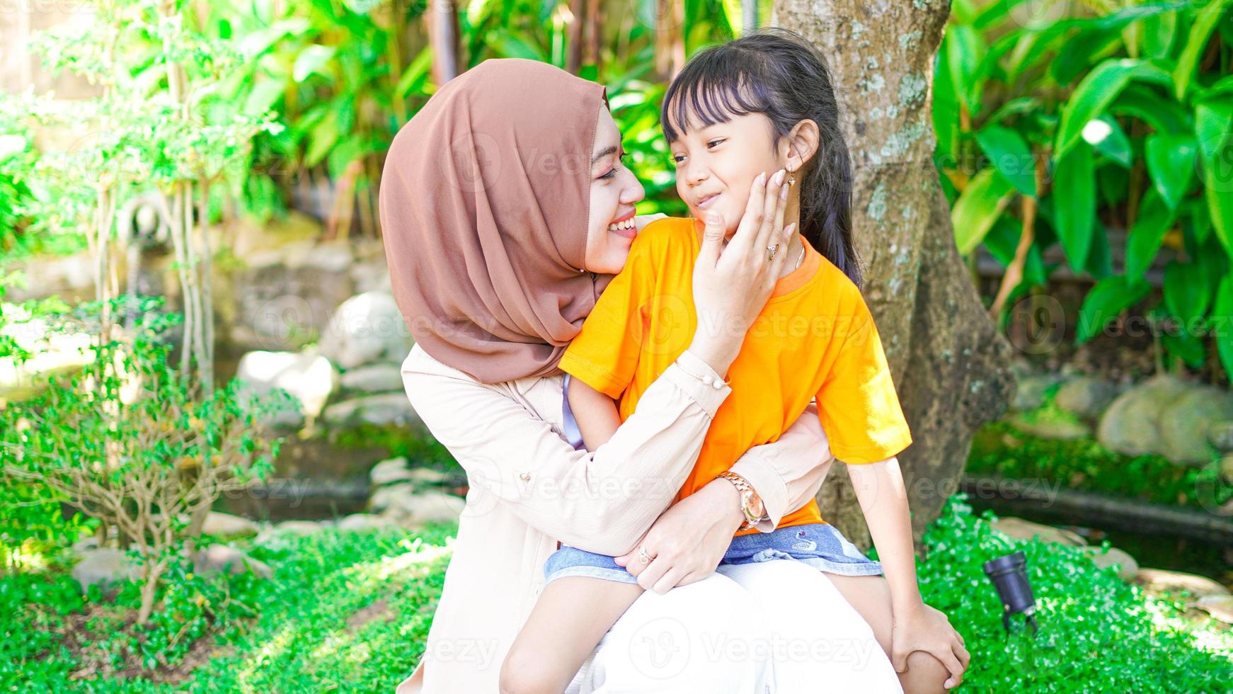 mère et fille jouent et s'amusent dans le parc photo