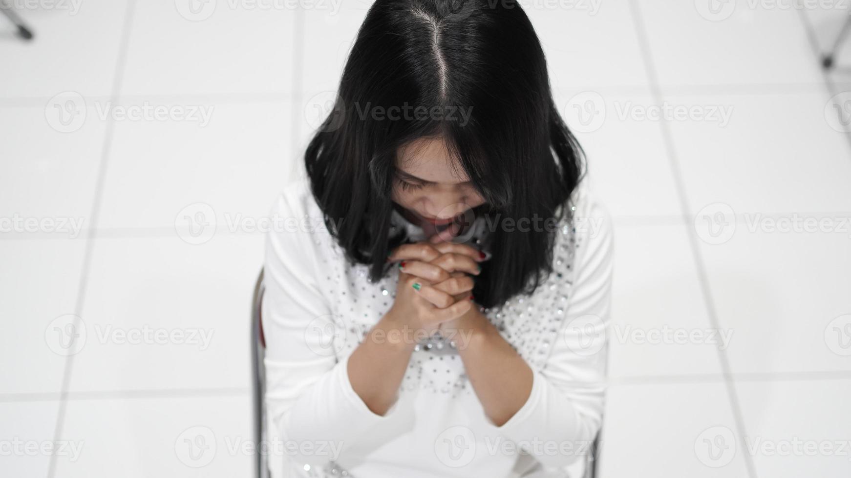 une femme chrétienne priant humblement à l'église photo