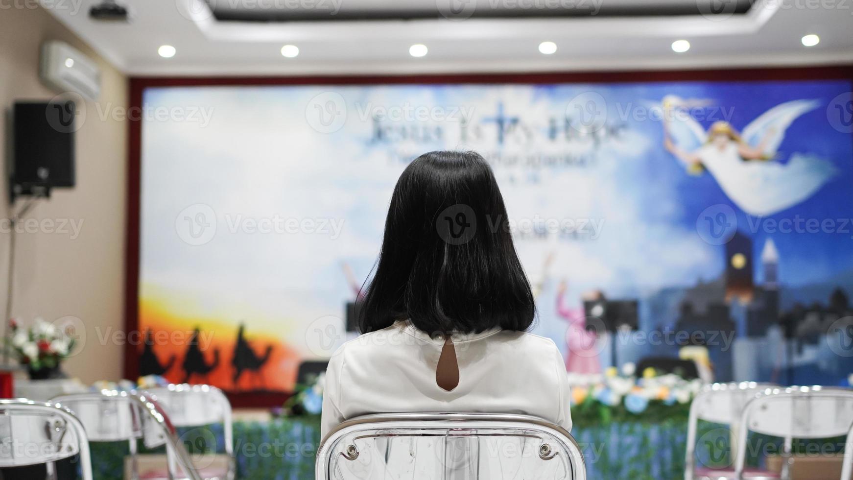 une femme chrétienne priant humblement à l'église photo