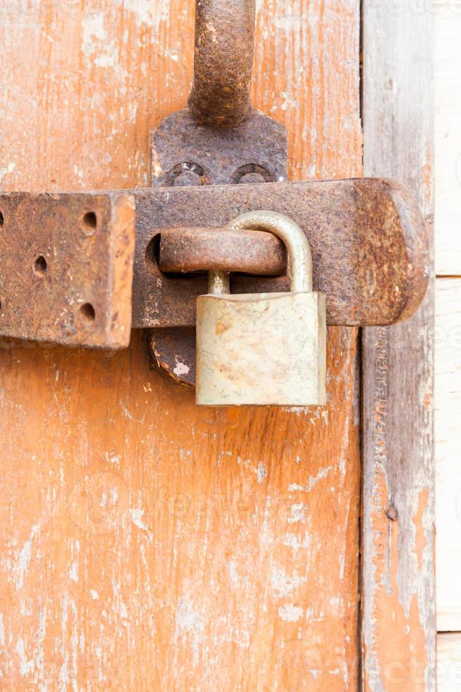 clé rouillée de la porte en bois photo